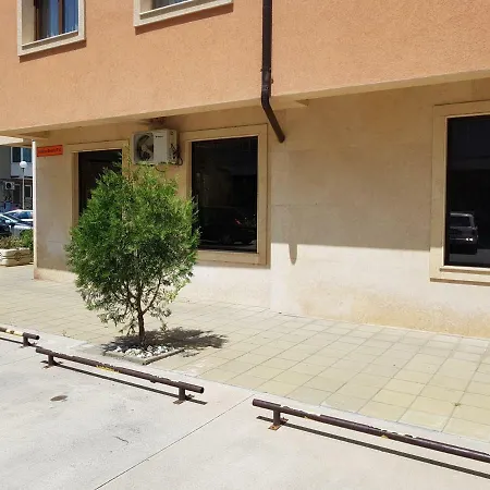 Хепи Апартмънтс Hotell *